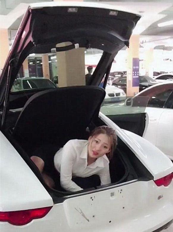 宝哥爱说娱乐@抖音“捷豹美女”火了，为了卖车钻后备箱，网友：这操作也是稳了