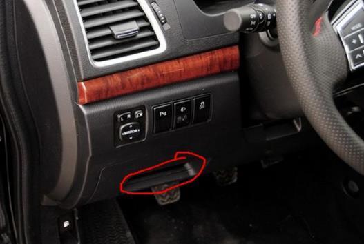 「文艺汽车达人」汽车方向盘左下方怎么都有一个接口？知道原因后，下次不去4S店了