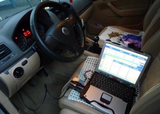 「文艺汽车达人」汽车方向盘左下方怎么都有一个接口？知道原因后，下次不去4S店了