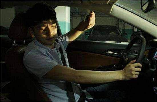 文艺汽车达人■开夜车遇到远光灯千万别对射！教你几个绝招，专治远光族