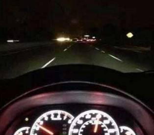 文艺汽车达人■开夜车遇到远光灯千万别对射！教你几个绝招，专治远光族