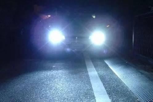 文艺汽车达人■开夜车遇到远光灯千万别对射！教你几个绝招，专治远光族