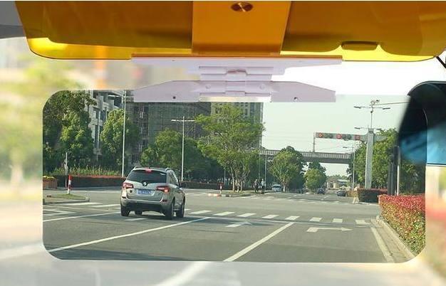 文艺汽车达人■开夜车遇到远光灯千万别对射！教你几个绝招，专治远光族