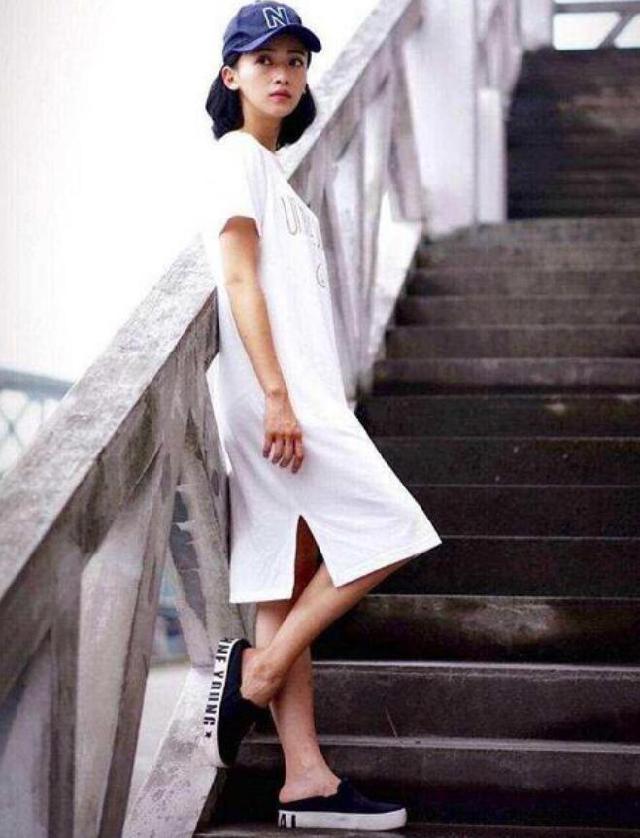 88斤吴谨言穿一件白色卫衣裙，极简高冷清幽，令妃娘娘眼神真酷