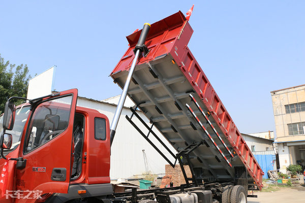卡车之家：建筑原材料运输专用，这款三轴自卸车你不看看吗？