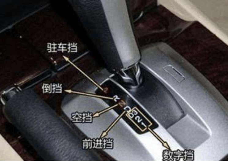 「娱乐一起逗翻天」自动挡停车先熄火还是先挂P挡？修车师傅：做错小心车子提前报废