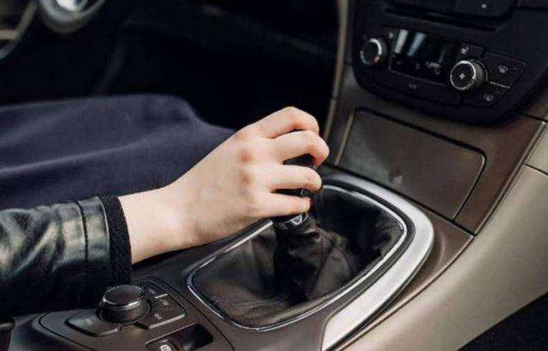 「娱乐一起逗翻天」自动挡停车先熄火还是先挂P挡？修车师傅：做错小心车子提前报废