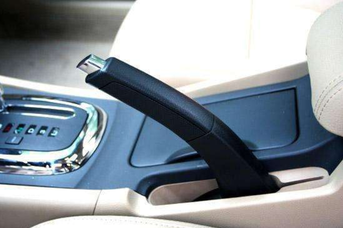 「娱乐一起逗翻天」自动挡停车先熄火还是先挂P挡？修车师傅：做错小心车子提前报废