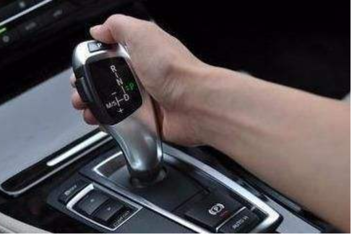 「娱乐一起逗翻天」自动挡停车先熄火还是先挂P挡？修车师傅：做错小心车子提前报废