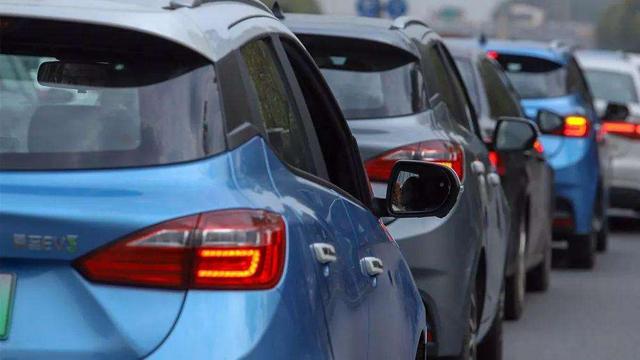 #蛋蛋懂车#红绿灯第一排起步，为啥总有人慢悠悠？网友：你不如骑共享单车