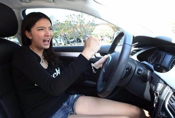 #蛋蛋懂车#红绿灯第一排起步，为啥总有人慢悠悠？网友：你不如骑共享单车