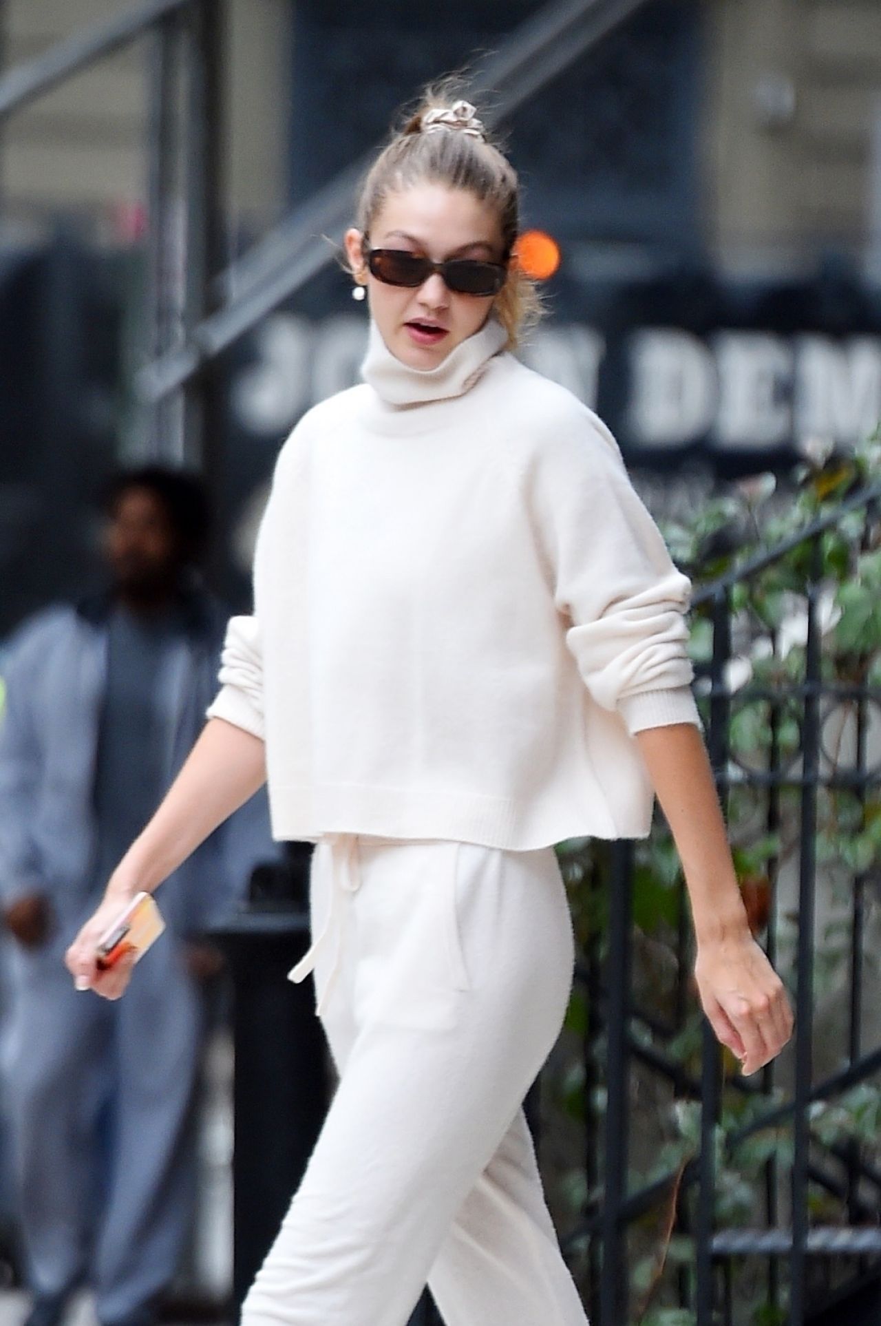 超模吉吉·哈迪德曼哈顿街头时尚拍照，她的娇艳让人心动