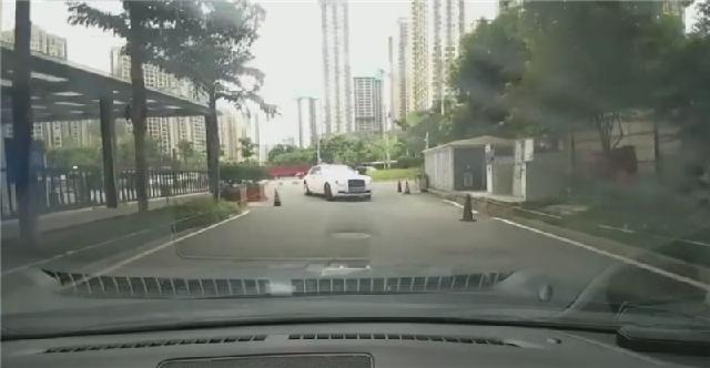 柠檬论车：逆行劳斯莱斯走单行道，偶遇一台车，对方直接怼上，司机无奈倒车