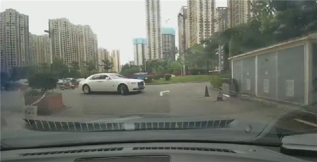 柠檬论车：逆行劳斯莱斯走单行道，偶遇一台车，对方直接怼上，司机无奈倒车