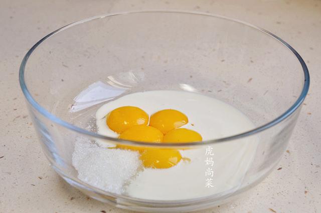 玉米粉+酸奶+鸡蛋，做成无油低糖的早餐软蛋糕，好吃健康易消化