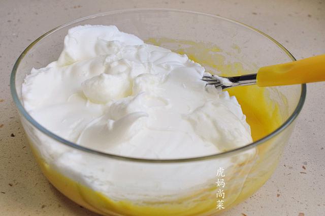 玉米粉+酸奶+鸡蛋，做成无油低糖的早餐软蛋糕，好吃健康易消化