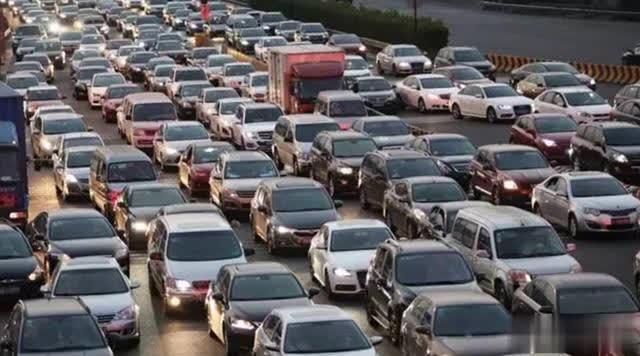 「酒泉泉湖高速交警大队」开车时，刹车应该怎么踩最稳妥？