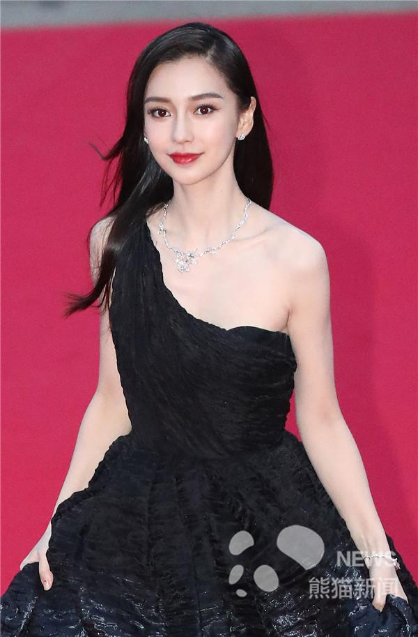 Angelababy亮相亚洲内容奖红毯 斜肩黑裙美如公主