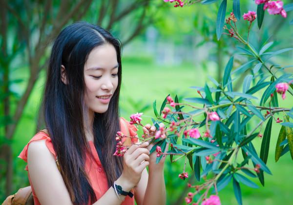 「七梦的悠闲时光」恋爱时，女人会有这些害羞的举动，说明她爱你入骨了