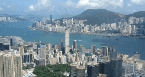 「撇嘴笑」李嘉诚背后的“靠山”, 每年花掉李家10亿, 但却保李家高枕无忧