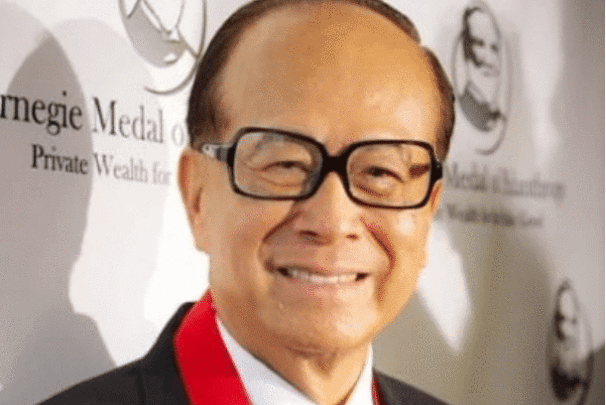 「撇嘴笑」李嘉诚背后的“靠山”, 每年花掉李家10亿, 但却保李家高枕无忧