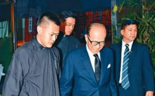 「撇嘴笑」李嘉诚背后的“靠山”, 每年花掉李家10亿, 但却保李家高枕无忧