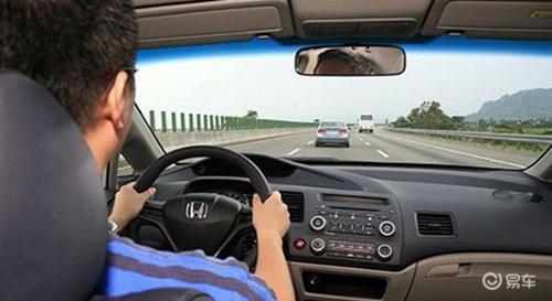 易车网■汽车的油耗量高，不妨换一种开车方式