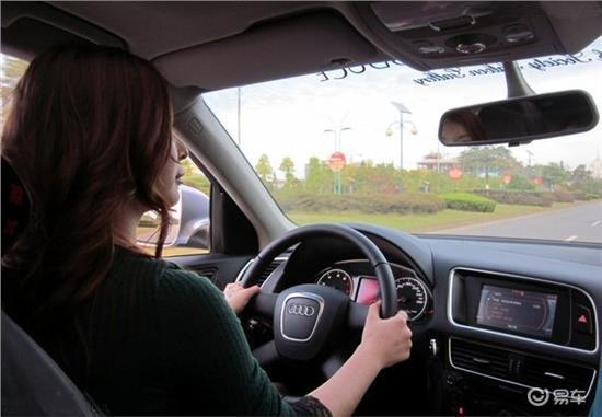 易车网■汽车的油耗量高，不妨换一种开车方式