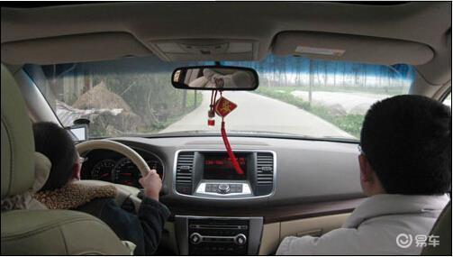 易车网■汽车的油耗量高，不妨换一种开车方式