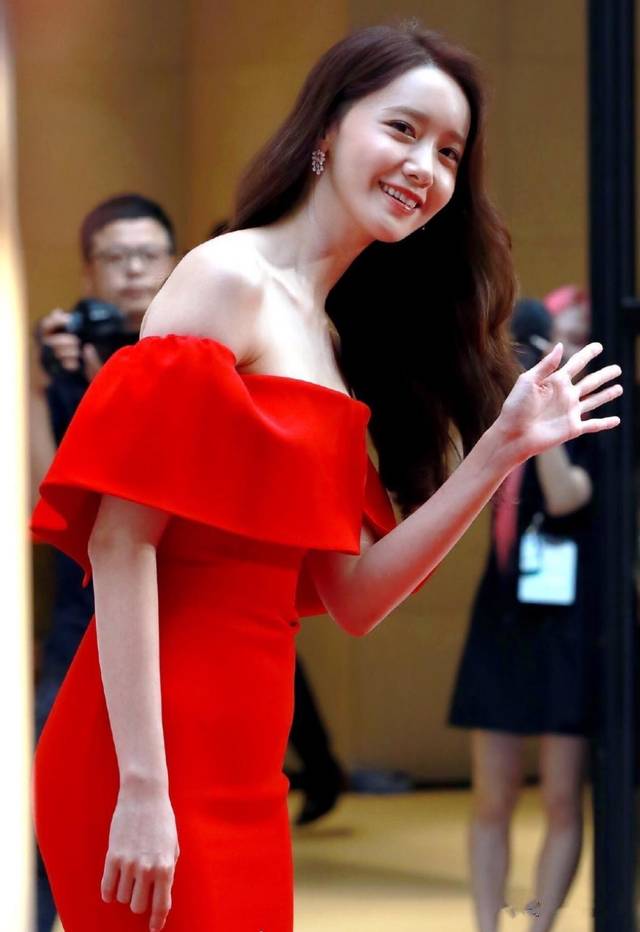 原创 当杨颖遇上“韩国第一美女”林允儿，黑色礼服VS红色礼服谁赢了？