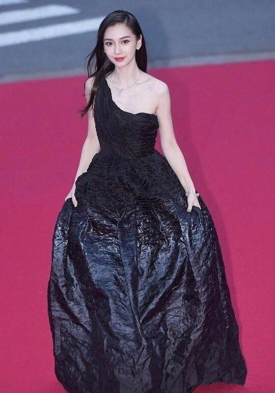 原创 当杨颖遇上“韩国第一美女”林允儿，黑色礼服VS红色礼服谁赢了？