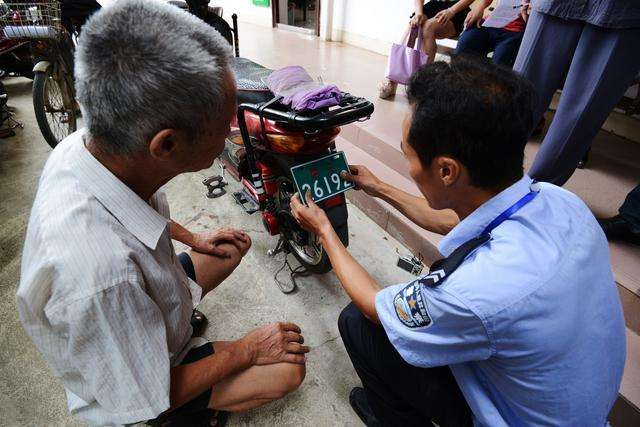 水墨写意脑袋@电动车上牌照要小心，四大套路让你入坑！车主：幸亏我知道的早