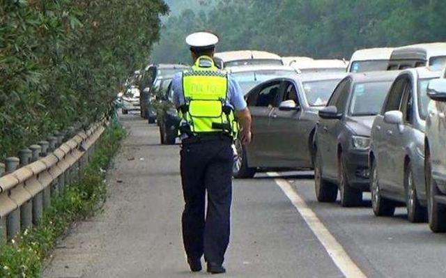 「SUV大师」为啥高速堵车时，应急车道多数是宝马、奥迪、路虎等豪车？