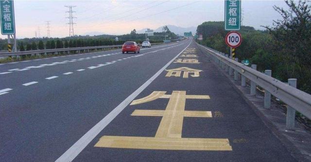 「SUV大师」为啥高速堵车时，应急车道多数是宝马、奥迪、路虎等豪车？