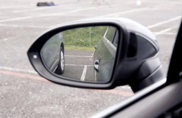 weiwei资讯@倒车水平再差都不怕，只要学会这3招技巧，轻松倒进车位