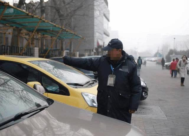 weiwei资讯@倒车水平再差都不怕，只要学会这3招技巧，轻松倒进车位