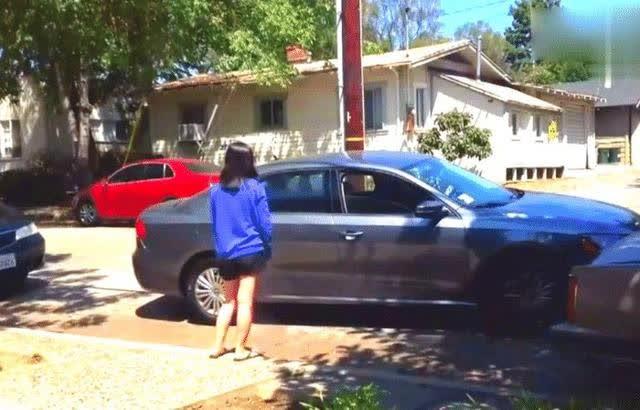 weiwei资讯@倒车水平再差都不怕，只要学会这3招技巧，轻松倒进车位