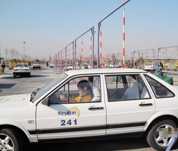 「娱乐爱在线」科二倒车入库最愁人？5步图解看一遍就会，考试想挂科都难！