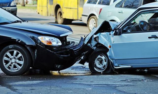 「车臣小子爱讲车」开车撞了人，先垫钱还是先报保险？