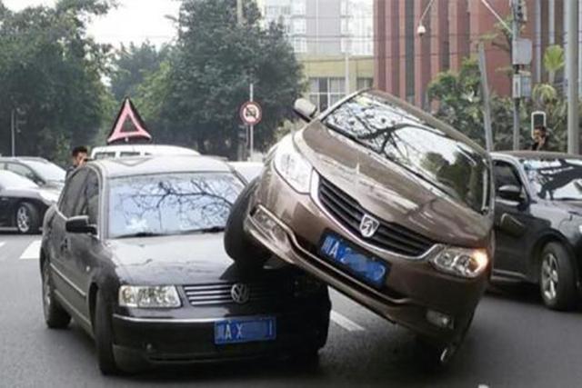 5s养车■刚买的新车不小心剐蹭了，到底该走保险，还是该掏腰包自己修？