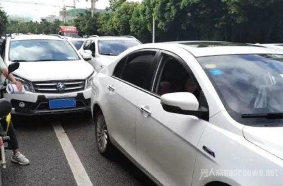 「ZAKER网」开车摸不准车轮位置怎么办 老司机都用这招 新手快点学