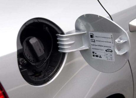 「开心聊车」汽车油箱在左边和在右边有什么区别？