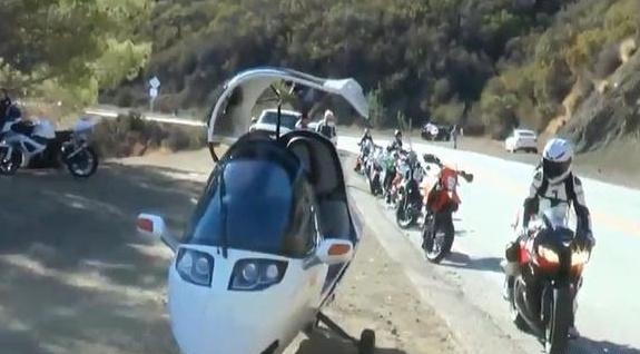 [文艺汽车达人]全新封闭式摩托车，现在像汽车一样了，遮风避雨，价格还便宜