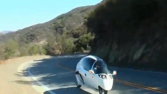 [文艺汽车达人]全新封闭式摩托车，现在像汽车一样了，遮风避雨，价格还便宜