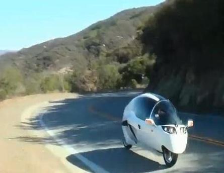 [文艺汽车达人]全新封闭式摩托车，现在像汽车一样了，遮风避雨，价格还便宜