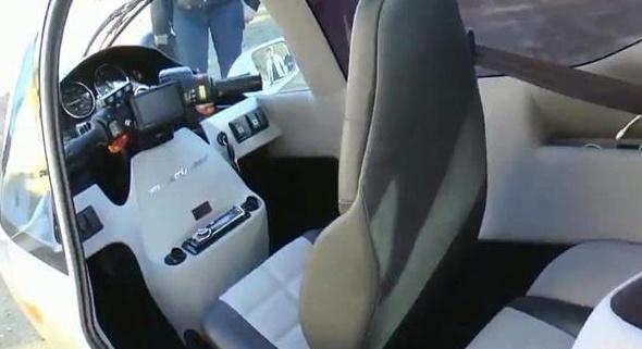 [文艺汽车达人]全新封闭式摩托车，现在像汽车一样了，遮风避雨，价格还便宜