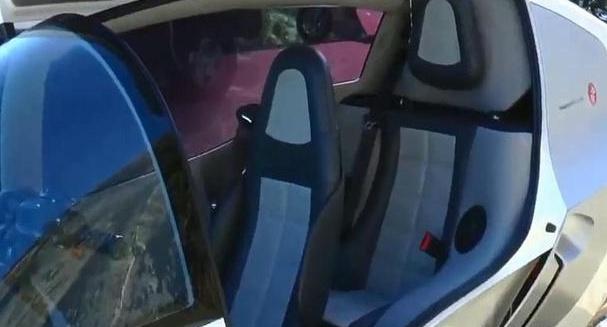 [文艺汽车达人]全新封闭式摩托车，现在像汽车一样了，遮风避雨，价格还便宜