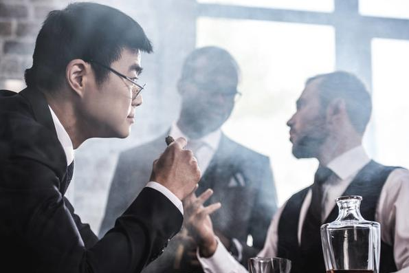 「秋叶大叔」做人铁律：为人处世，牢记“两不碰三不说”，做到才是大智若愚！