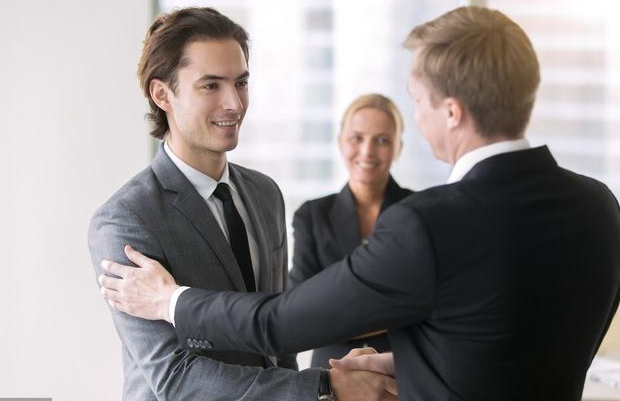 「秋叶大叔」做人铁律：为人处世，牢记“两不碰三不说”，做到才是大智若愚！