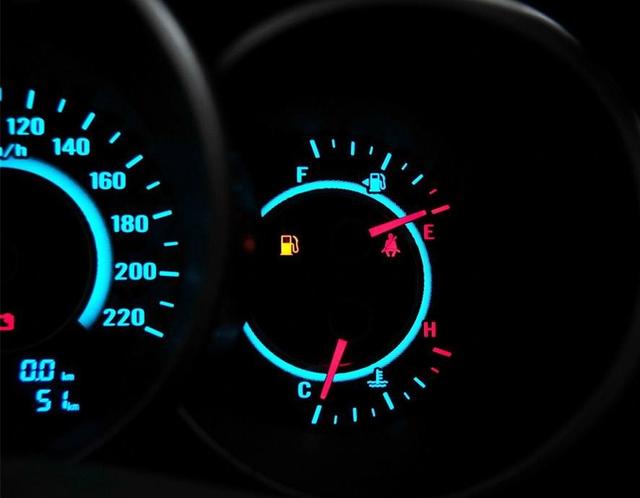 「老侯解车」汽车开到彻底没油会怎样？我用亲身经历告诉你没油的表现是什么？